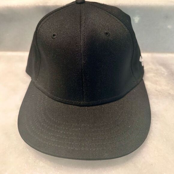 Under Armour B500 Structured Six Panel Fitted Baseball Cap Solid Black Small - Picture 1 of 4